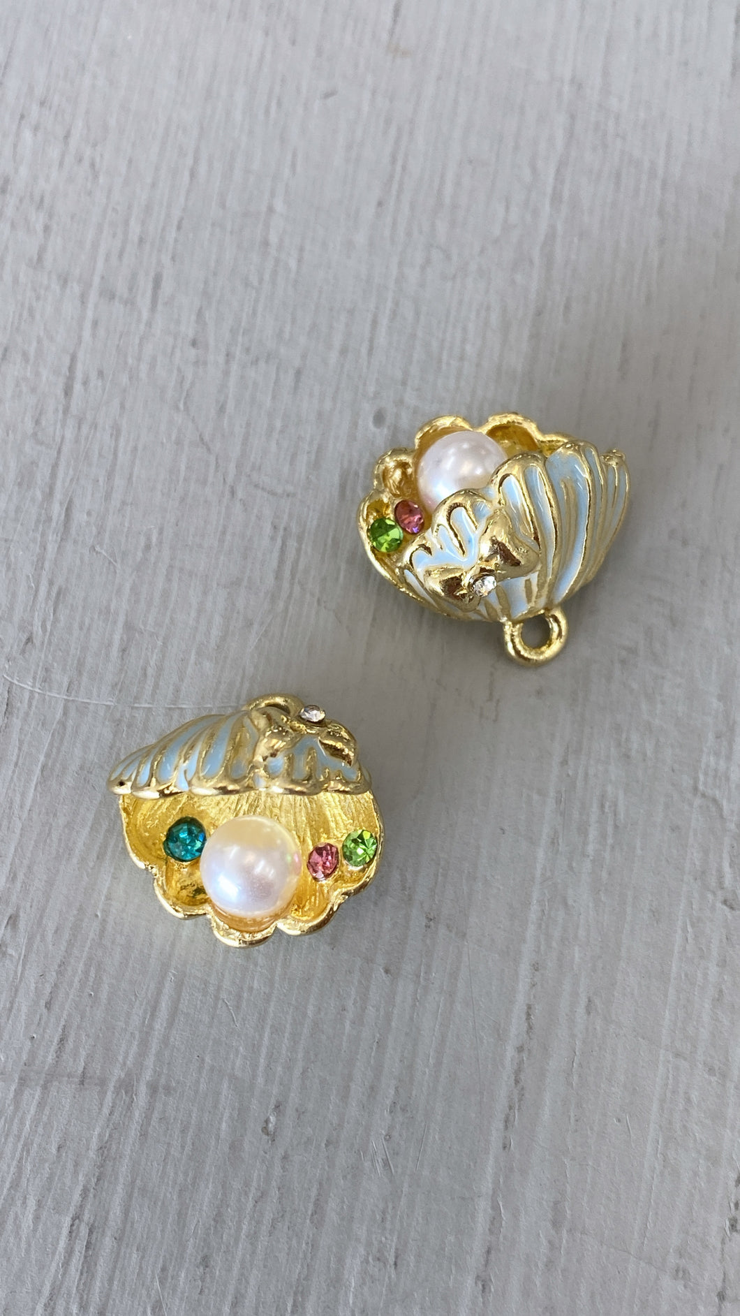 Open clam charm with pearl and rhinestones